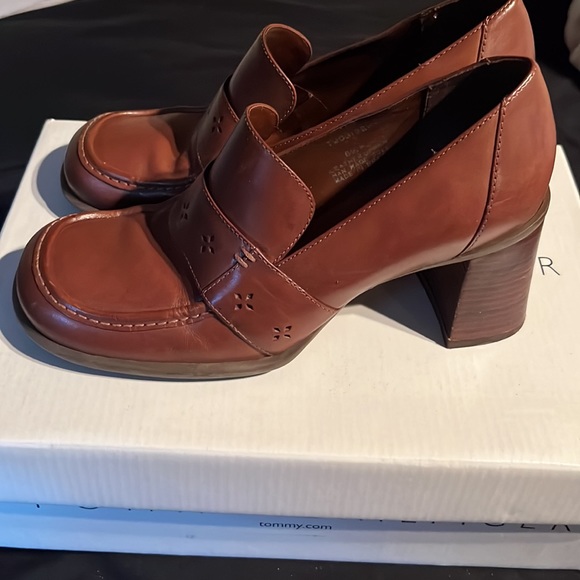 TOMMY HILFIGER WEDGE DRESS SHOES - Picture 2 of 2